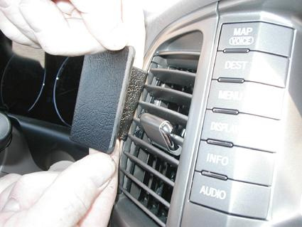 Monteringsbygel installeras på en bils luftventil.