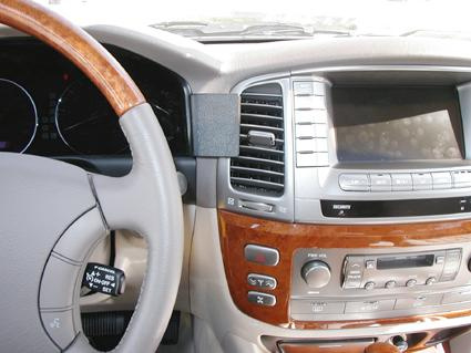 Monteringsbygel för ProClip, centrerad vid läderklädd instrumentbräda.