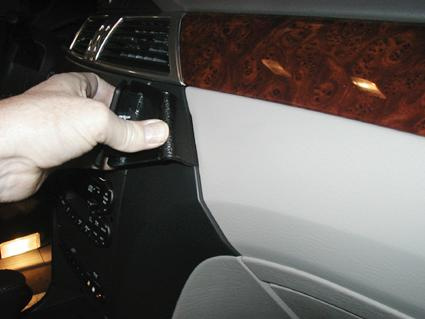 En hand som håller i en del av interiören på en Chrysler Pacifica 04-09.