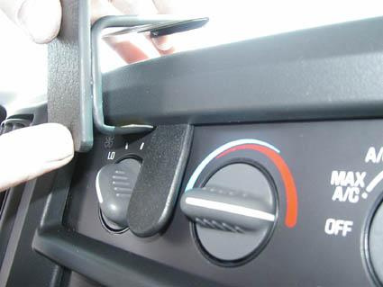 En kontrollpanel med reglerknappar för klimat och ventilation.