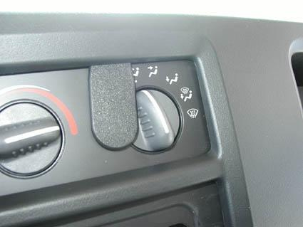 Instrumentpanel med luftkonditionering och ventilationskontroller.