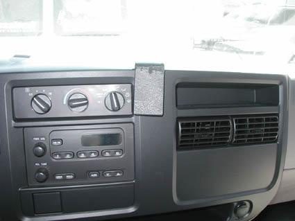 Instrumentpanel i en Chevrolet Express/Chevrolet Van, med kontroller och luftutlopp.