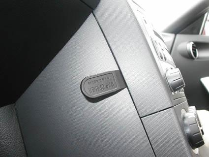 Monteringsbygel för Nissan 350 Z, centrerad på instrumentpanelen.