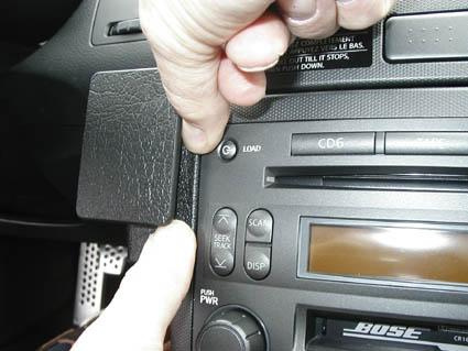 Monteringsbygel installeras på bilens stereo- och kontrollpanel.