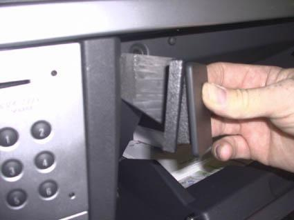 Vinklad del som hålls i hand, del av Opel Meriva 03-10 bildskärmen.