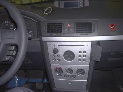En bild av instrumentbrädan i en Opel Meriva 03-10, med styrkontroller och display.