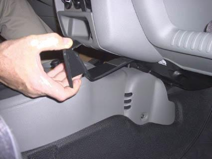 Hand som justerar en del av interiören i en Renault Kangoo 03-07.