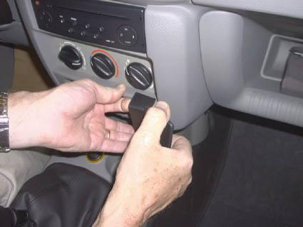 En person justerar kontroller i en Renault Kangoo 03-07.