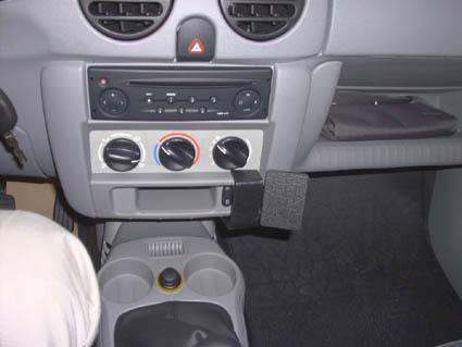 Instrumentpanelen i en Renault Kangoo 03-07 med luftkonditionering och stereo.