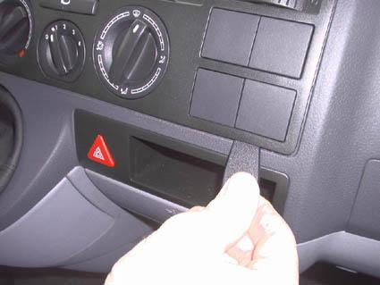 Bild på inre bilpanel med kontroller och öppning för förvaringsfack.