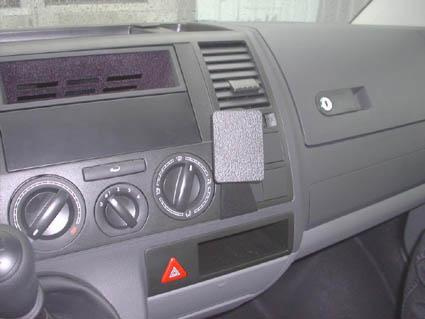 Bild av bilens instrumentpanel med luftventiler och kontroller.