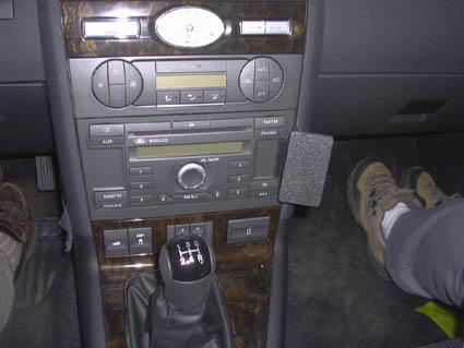 Interiör från en Ford Mondeo 01-07 med instrumentbräda och växelspak.