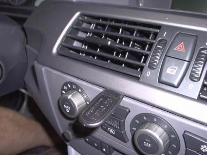 Interiör av BMW E60, E61 med kontroller och luftventiler.