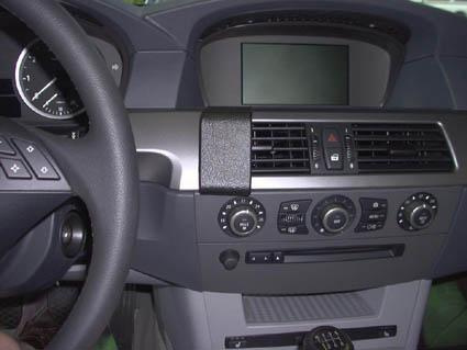 Instrumentbräda med kontroller och infotainment-skärm för BMW E60/E61.