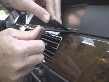 En person installerar en del i BMW 520-545/M5 E60, E61.