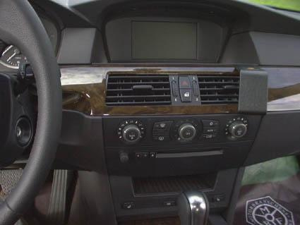 Instrumentbräda i en BMW 5-serie, med kontroller och infotainment.