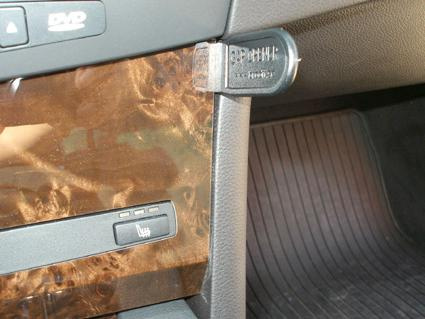 Vinklad lågdel av interiör i BMW 5-serie E60/E61 med kontroller och konsol.