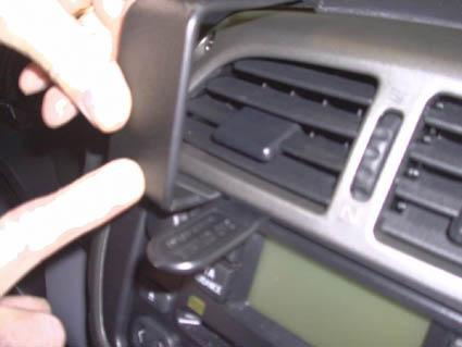 En hand pekar på en ventilationsgaller i en Toyota RAV4 01-03.