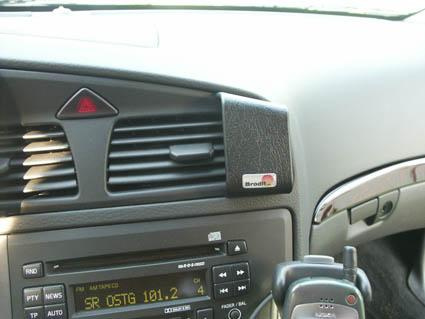 Instrumentpanelen i en Volvo V70, med radio och kontroller.