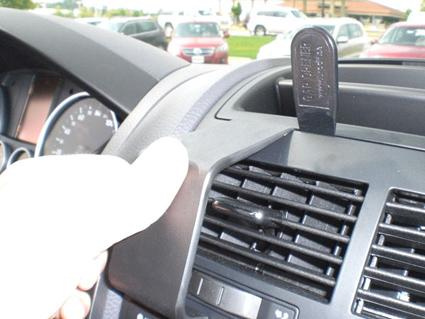 En hand justerar luftventilen i en Volkswagen Touareg.