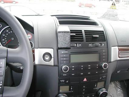 Interiör av en Volkswagen Touareg med kontrollpanel och instrument.