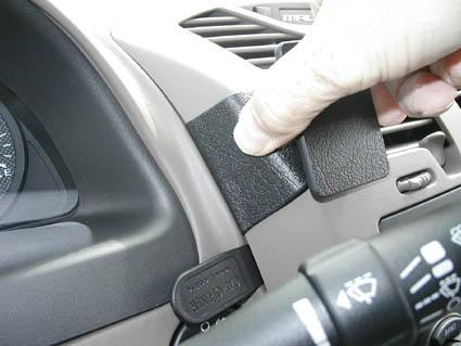 En hand justerar en del av instrumentpanelen i en Chevrolet Malibu 04-07.