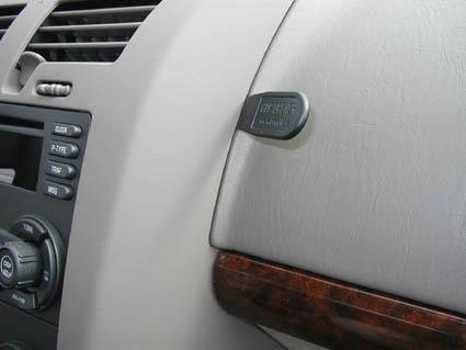 Instrumentpanel i en Chevrolet Malibu 04-07 med knappar och dekor.