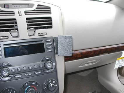 En vinklad bilinredning med stereo och fäste för tillbehör.