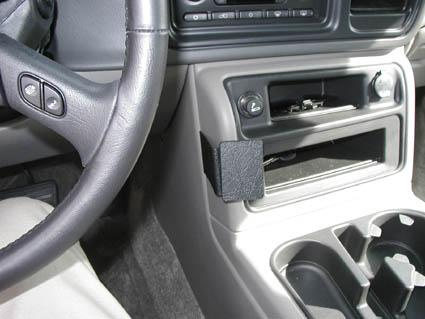 Interiör av Chevrolet Avalanche 03-06, med kontrollpanel och förvaringsutrymme.