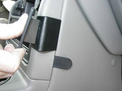 Montering av en vinklad, låg del på Chevrolet Avalanche 03-06 interiör.