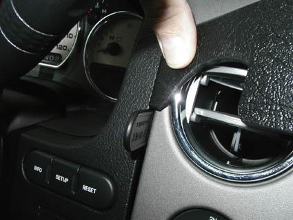 Bild på en person som justerar en del av instrumentpanelen i en Ford F-150.