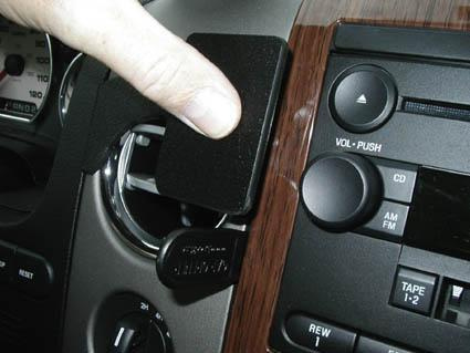 En hand pekar på en del av instrumentbrädan i en Ford F-150.