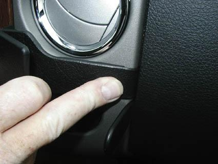 En hand trycker på en detalj i en Ford F-150.