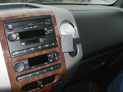 Bilinteriör med ljudsystem och kontroller i en Ford F-150.