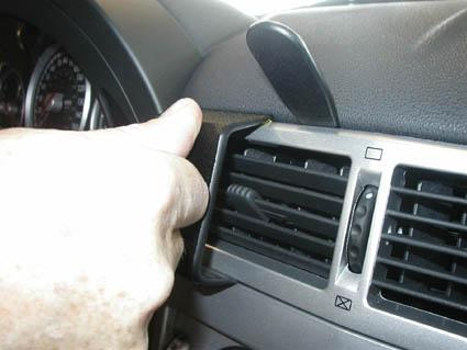 En hand justerar luftventilen på en Chrysler Crossfire.