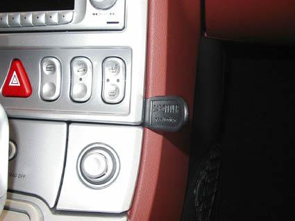 Instrumentpanel med kontroller och knappar i en Chrysler Crossfire.