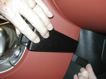 Detalj av interiör med handen som håller i en del av Chrysler Crossfire.