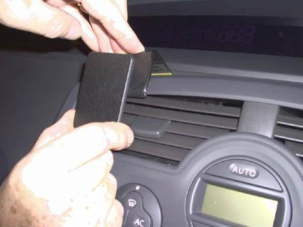 Montering av bilaccessoar på luftventilen i en Renault Scénic.