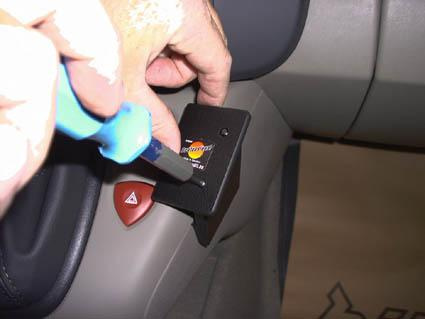 En person installerar en komponent i en Renault Scénic.