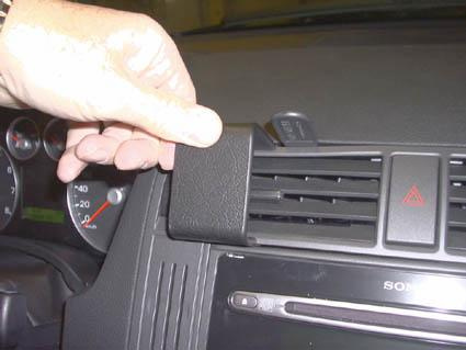 En hand som justerar en bilventilationsgaller.