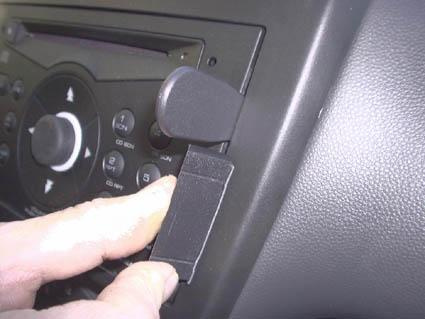 Monteringsbygel för Suzuki Ignis, installerad på bilens radio- eller kontrollpanel.