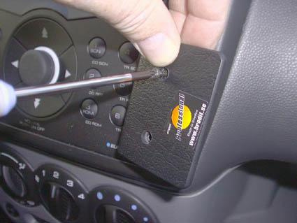 En person monterar en ProClip i en bilinteriör.