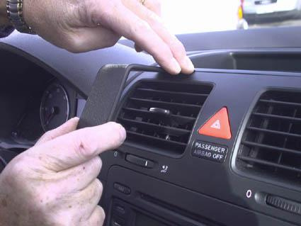 En person justerar luften i en Volkswagen Golf V:s instrumentbräda.