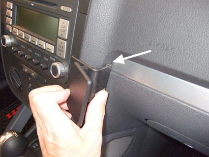 Visar en hand som justerar en detalj i bilen Volkswagen Golf V.