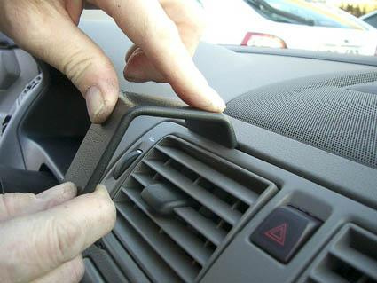 En hand justerar ventilationsgallret på en Volvo S40.