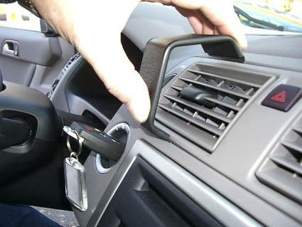 Hand som justerar luftventil i en Volvo S40.