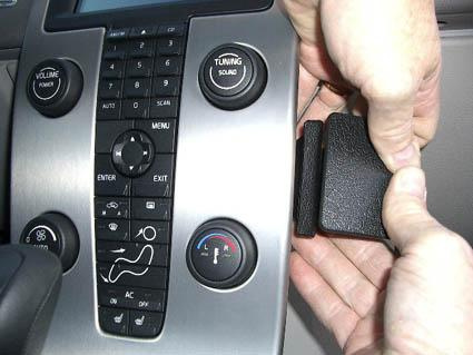 Visar en hands-on installation av en del i Volvo S40:s mittkonsol.