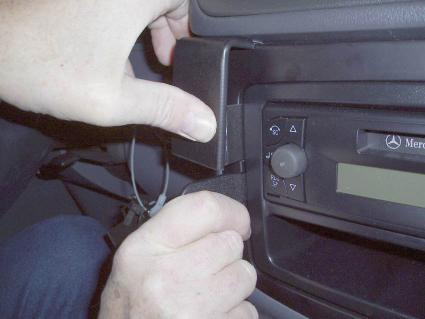 Hand som justerar en del i bilens instrumentpanel, specifikt Mercedes Benz Vito.