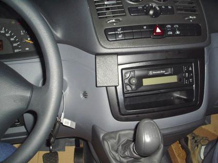 Interiör i en Mercedes Benz Vito 04-06 med instrumentbräda och ljudsystem.