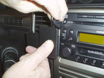 Montering av en tillbehörshållare i Nissan X-Trail 04-07:s instrumentpanel.